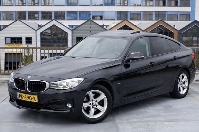 Zwart (metallic) Occasion 2015 BMW 320 Sport Line Hatchback | € 12.950 (Eerlijke prijs) - Afbeelding 1/4