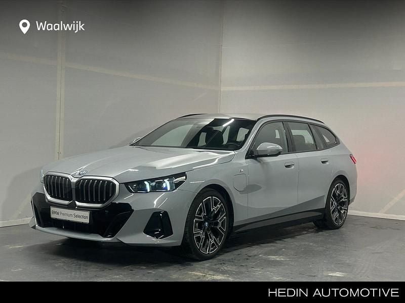 Grijs Gebruikt 2024 BMW 530e Executive Stationwagen | € 59.880 - Afbeelding 1/4