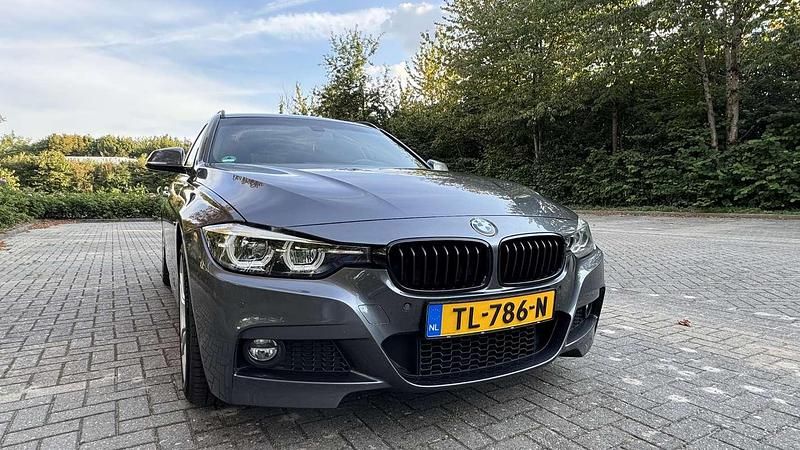 Grijs Gebruikt 2018 BMW 320 Efficient Dynamics Stationwagen | € 22.500 (Goede deal) - Afbeelding 1/4