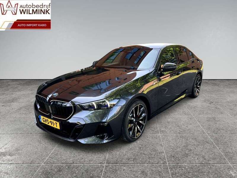 Grijs, metallic lak Gebruikt 2023 BMW 520 M Sport Sedan | € 58.899 (Eerlijke prijs) - Afbeelding 1/4