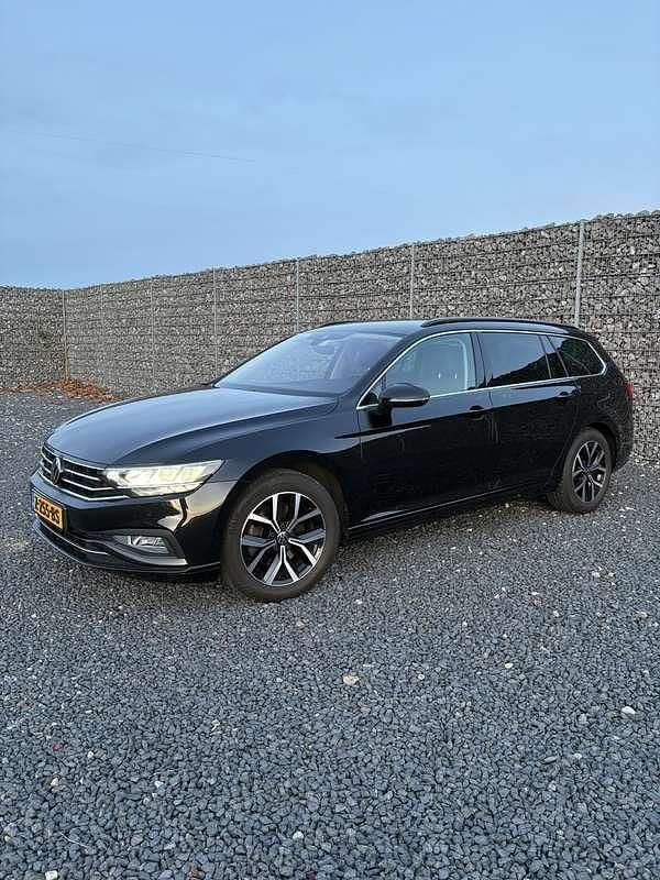 Zwart Gebruikt 2021 VW Passat R-line Stationwagen | € 21.500 (Goede deal) - Afbeelding 1/4