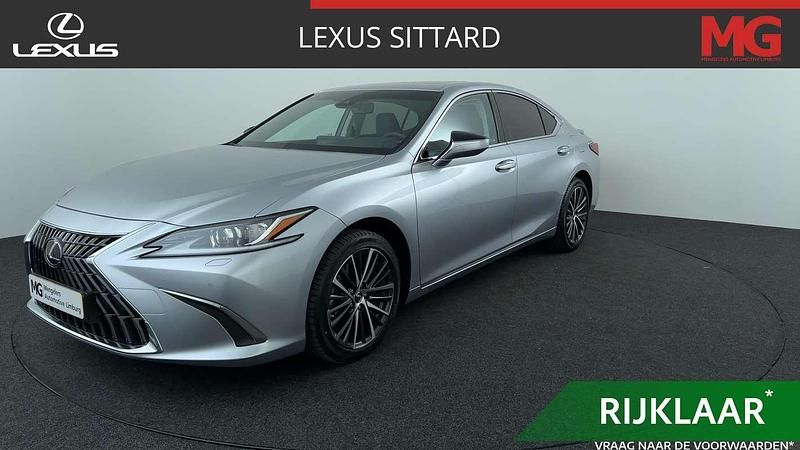 Grijs Occasion 2025 Lexus ES300 Sedan | € 53.950 (Eerlijke prijs) - Afbeelding 1/4