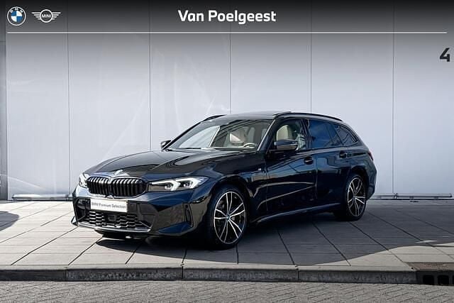 Zwart Nieuw 2024 BMW 320 Comfort Edition Stationwagen | € 43.900 (Eerlijke prijs) - Afbeelding 1/4