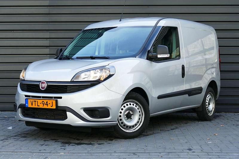 Grijs Gebruikt 2023 Fiat Doblò Trekking MPV | € 11.900 (Goede deal) - Afbeelding 1/4