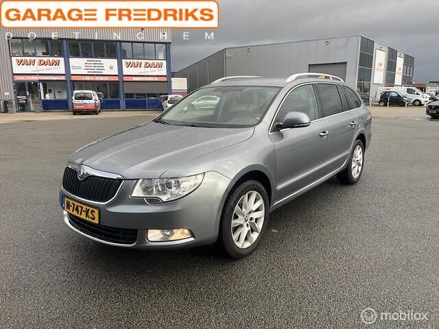 Grijs Gebruikt 2012 Skoda Superb Business Line Stationwagen | € 4.435 (Super prijs) - Afbeelding 1/4
