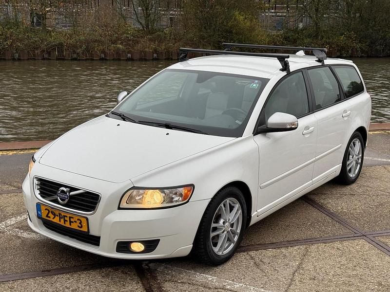 Wit Occasion 2011 Volvo V50 R-Design Stationwagen | € 1.995 (Goede deal) - Afbeelding 1/4