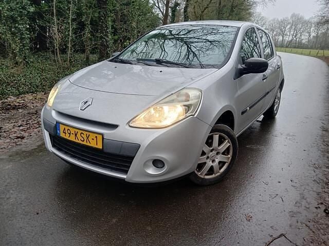 Grijs Occasion 2010 Renault Clio II Hatchback | € 1.250 (Goede deal) - Afbeelding 1/4