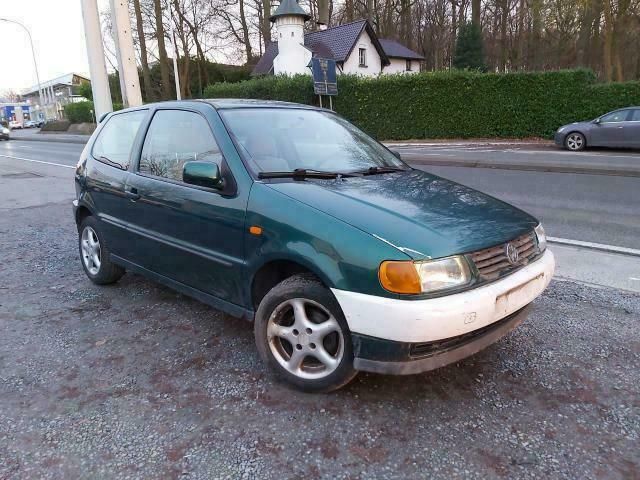 Groen Gebruikt 1997 VW Polo Sedan | € 450 (Goede deal) - Afbeelding 1/4