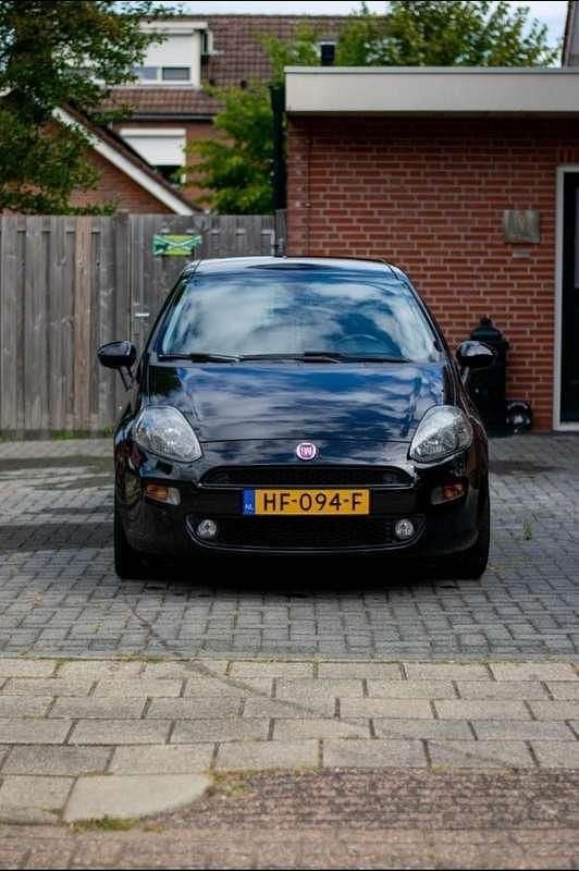 Zwart Gebruikt 2015 Fiat Punto Lounge Hatchback | € 5.500 (Eerlijke prijs) - Afbeelding 1/4