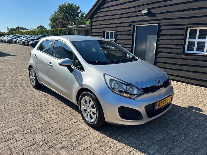 Grijs Gebruikt 2013 Kia Rio Comfort Hatchback | € 5.950 (Eerlijke prijs) - Afbeelding 1/4