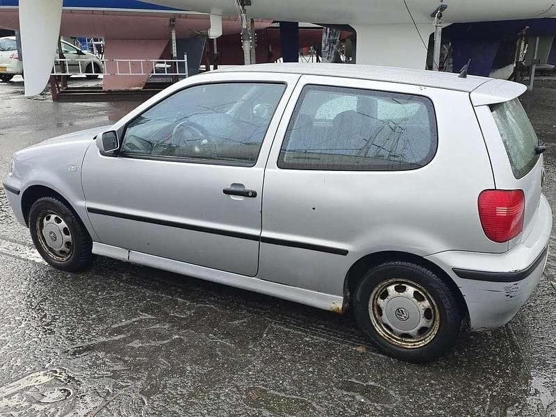 Zilver Gebruikt 2000 VW Polo Trendline Hatchback | € 600 (Eerlijke prijs) - Afbeelding 1/4