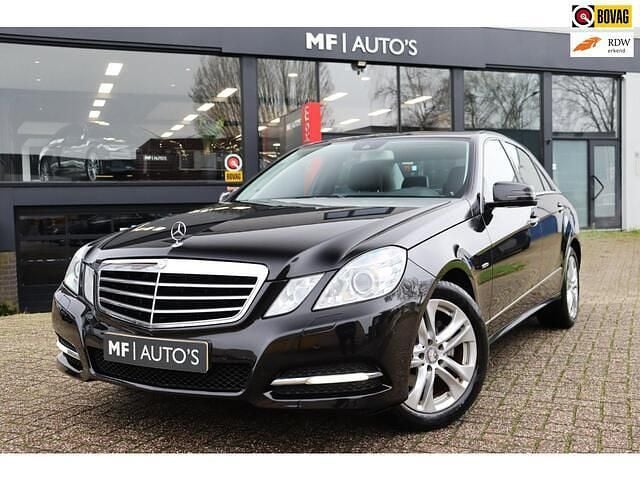 Zwart (metallic) Gebruikt 2011 Mercedes E200 Avantgarde Sedan | € 13.950 (Eerlijke prijs) - Afbeelding 1/4