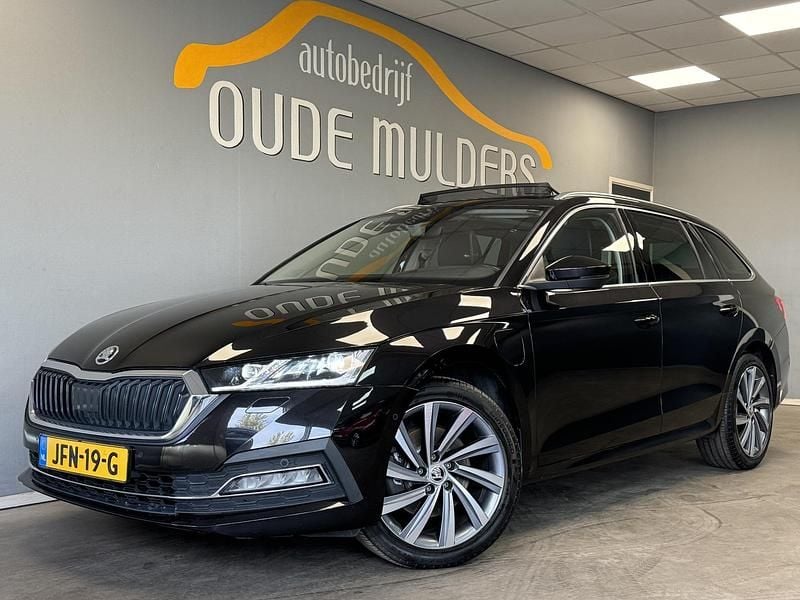 Zwart Gebruikt 2021 Skoda Octavia Business Line Stationwagen | € 26.950 (Duur) - Afbeelding 1/4