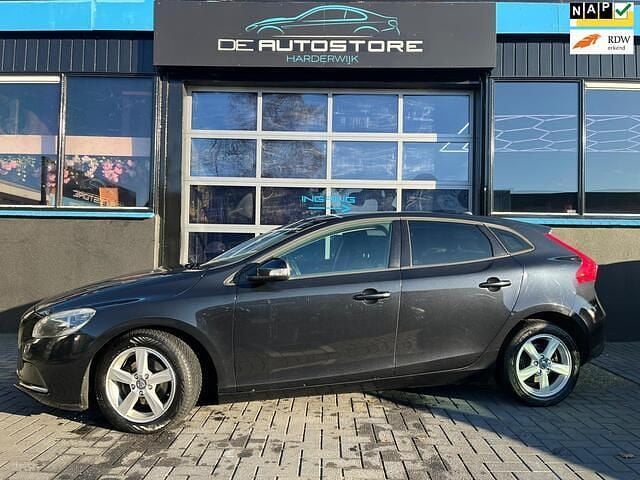 Zwart (metallic) Gebruikt 2013 Volvo V40 Kinetic Hatchback | € 4.950 (Iets duurder) - Afbeelding 1/4