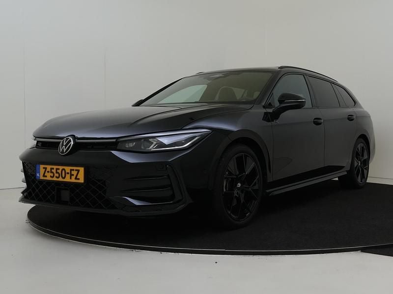 Zwart Gebruikt 2024 VW Passat Business Stationwagen | € 48.950 - Afbeelding 1/4