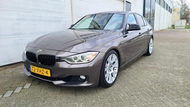 Bruin, metallic lak Gebruikt 2012 BMW 320 Executive Sedan | € 8.500 (Eerlijke prijs) - Afbeelding 1/4