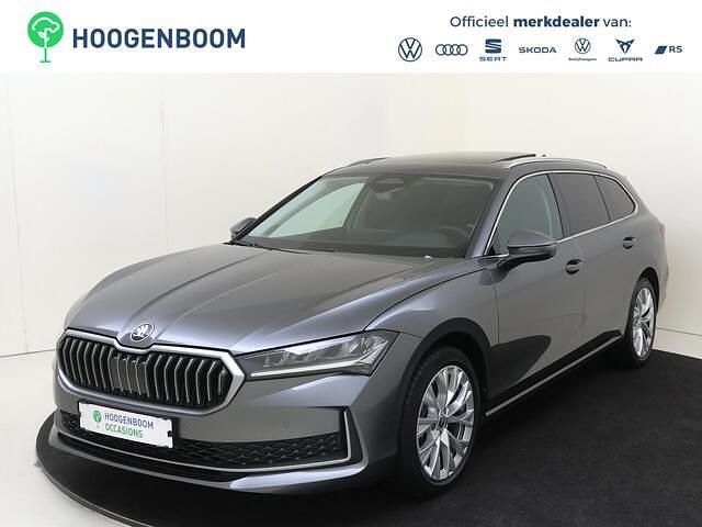 Grijs Occasion 2024 Skoda Superb First Edition Stationwagen | € 39.950 (Duur) - Afbeelding 1/4
