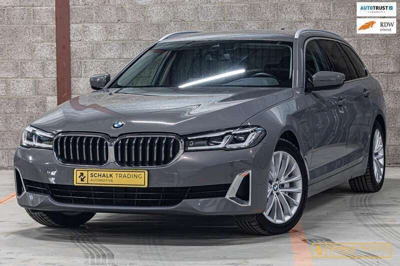Grijs, metallic lak Gebruikt 2020 BMW 530e Executive Sedan | € 31.950 (Super prijs) - Afbeelding 1/4