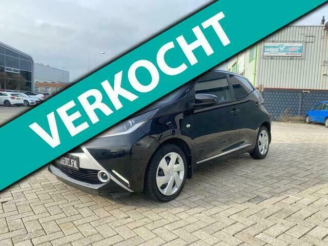 Zwart Gebruikt 2016 Toyota Aygo X-play Hatchback | € 6.999 (Goede deal) - Afbeelding 1/4