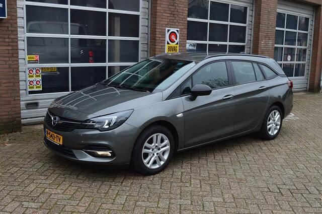 Grijs, metallic lak Gebruikt 2021 Opel Astra Edition Stationwagen | € 15.900 (Eerlijke prijs) - Afbeelding 1/4