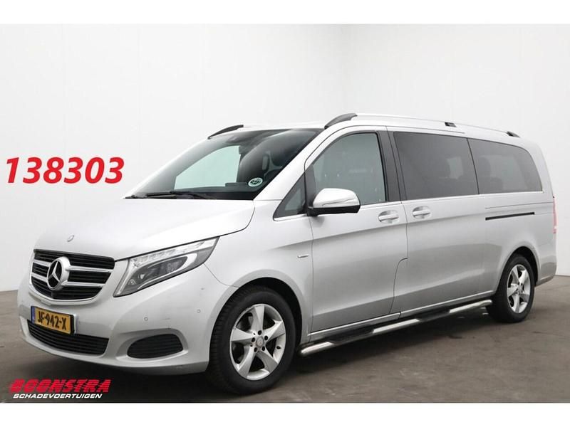 Grijs (metallic) Gebruikt 2016 Mercedes V220 MPV | € 31.950 - Afbeelding 1/4