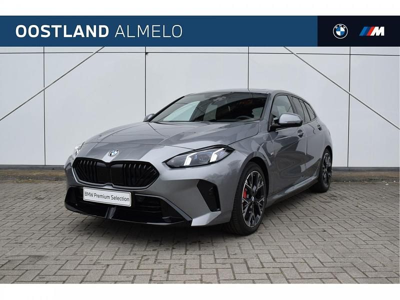 Skyscraper grey (grijs metallic) Gebruikt 2025 BMW 120 Comfort Edition Hatchback | € 57.669 - Afbeelding 1/3