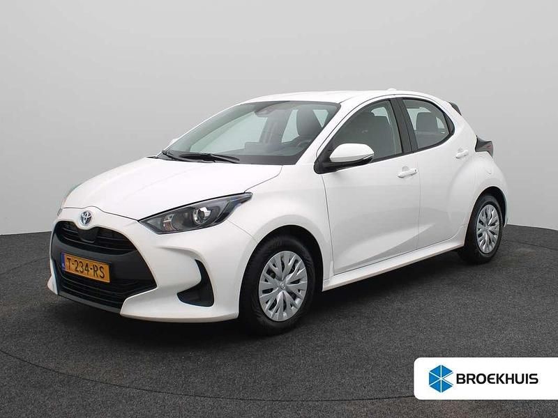 Wit Occasion 2023 Toyota Yaris Hybrid Active Hatchback | € 19.900 (Super prijs) - Afbeelding 1/4