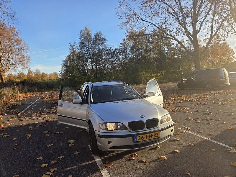 Grijs (metallic) Gebruikt 2001 BMW 325 Executive Stationwagen | € 3.750 (Eerlijke prijs) - Afbeelding 1/4