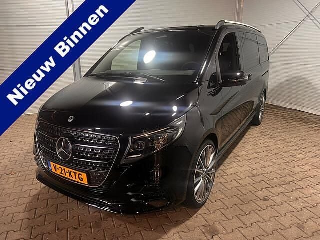 Zwart Nieuw 2024 Mercedes V300 Avantgarde MPV | € 87.450 (Goede deal) - Afbeelding 1/4