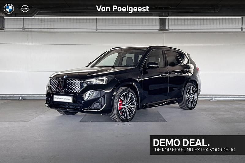 Saphirschwarz metallic (zwart metallic) Gebruikt 2025 BMW iX1 M Sport SUV | € 47.900 (Eerlijke prijs) - Afbeelding 1/4