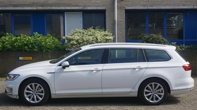 Wit Gebruikt 2016 VW Passat GTE Stationwagen | € 13.950 (Goede deal) - Afbeelding 1/4