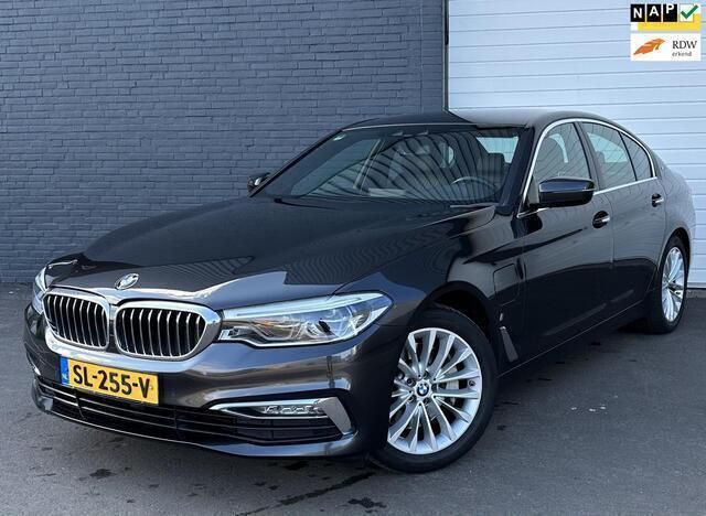 Grijs, metallic lak Gebruikt 2018 BMW 530e Executive Sedan | € 19.999 (Eerlijke prijs) - Afbeelding 1/4
