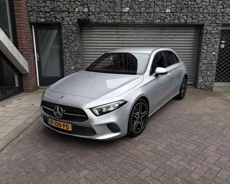 Grijs Gebruikt 2018 Mercedes A180 AMG Hatchback | € 17.950 (Goede deal) - Afbeelding 1/4