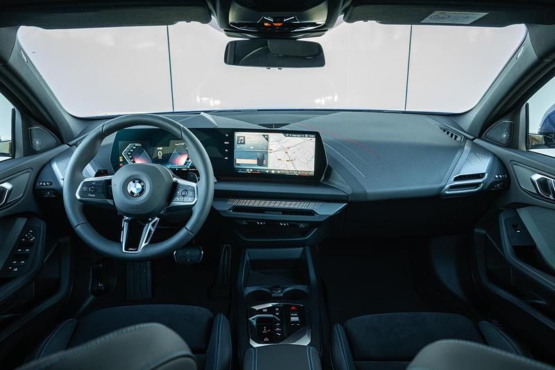 Nieuw BMW 120 Executive 2026 Blauw Hatchback