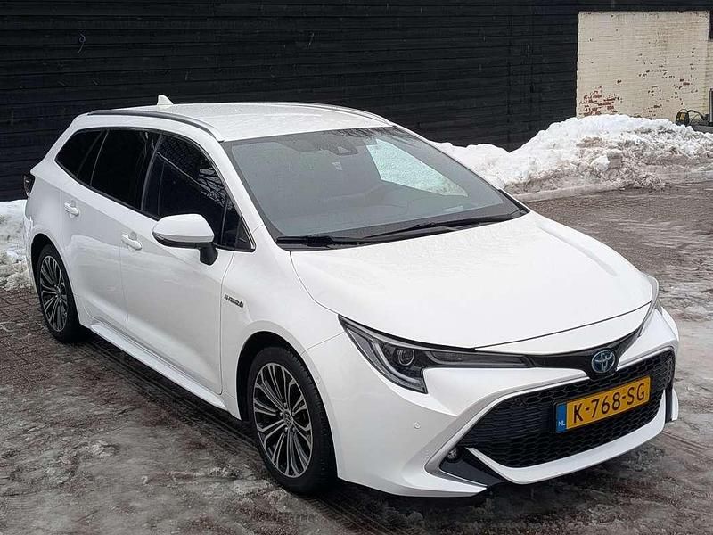 Wit Occasion 2021 Toyota Corolla Executive Stationwagen | € 18.950 (Super prijs) - Afbeelding 1/4