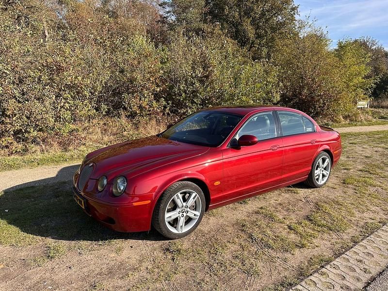 Rood (metallic) Gebruikt 2007 Jaguar S-Type R Sedan | € 16.500 - Afbeelding 1/4