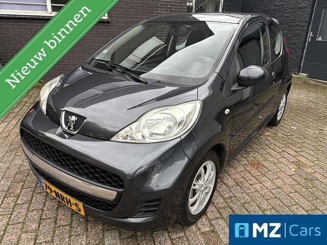 Grijs Gebruikt 2010 Peugeot 107 Urban Move Hatchback | € 2.995 (Eerlijke prijs) - Afbeelding 1/4