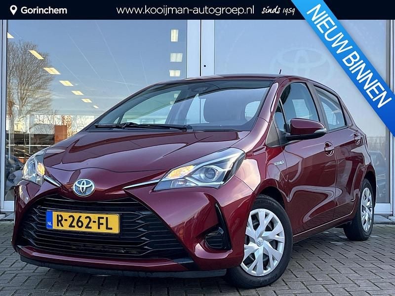 Rood Occasion 2022 Toyota Yaris Hybrid Active Hatchback | € 16.400 (Super prijs) - Afbeelding 1/4