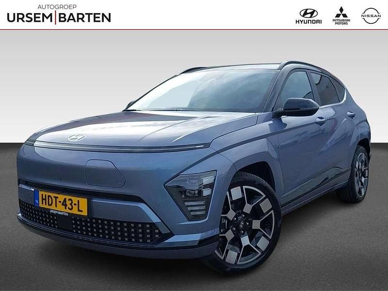 Blauw, metallic lak Gebruikt 2025 Hyundai Kona Premium SUV | € 39.930 (Goede deal) - Afbeelding 1/4