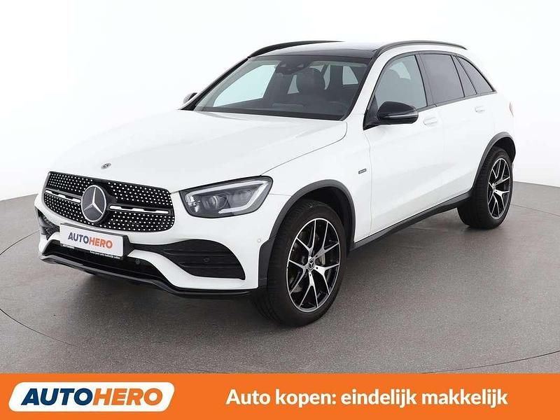 Wit Occasion 2021 Mercedes GLC300e AMG line SUV | € 38.449 (Super prijs) - Afbeelding 1/3