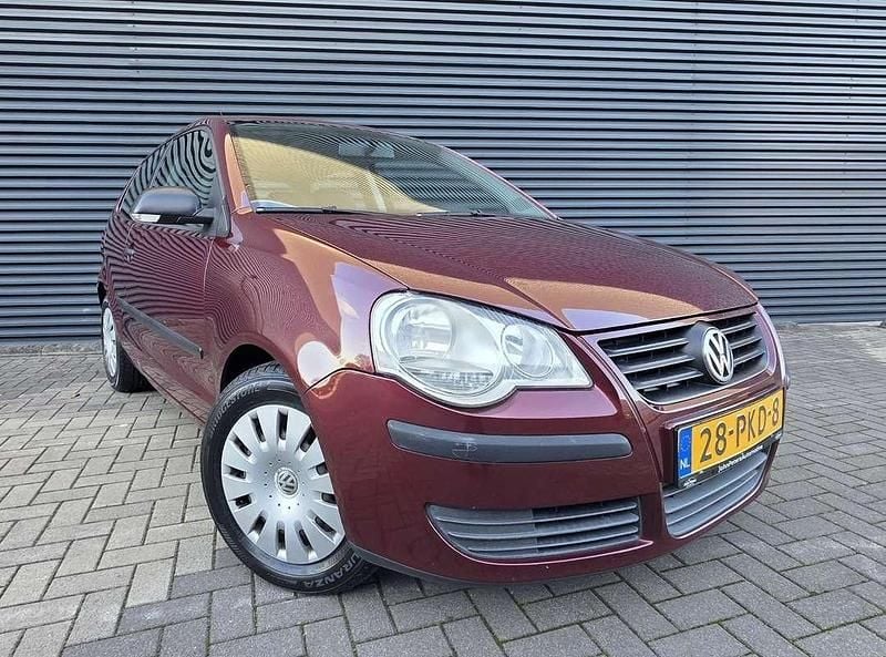Rood Occasion 2005 VW Polo Sedan | € 2.250 (Eerlijke prijs) - Afbeelding 1/4