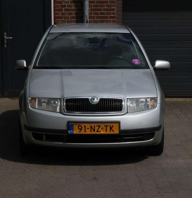 Grijs Gebruikt 2004 Skoda Fabia Hatchback | € 1.995 (Eerlijke prijs) - Afbeelding 1/4