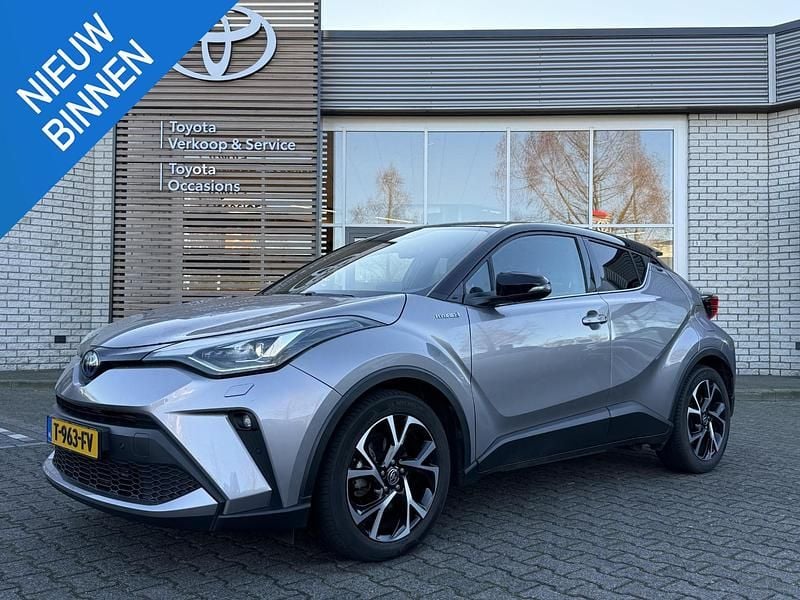 Grijs Gebruikt 2023 Toyota C-HR SUV | € 23.890 (Super prijs) - Afbeelding 1/4