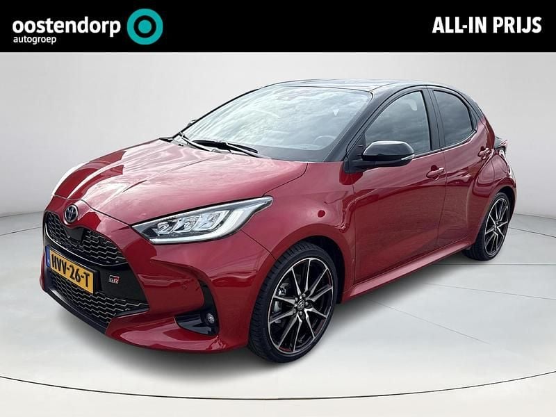 Rood Gebruikt 2023 Toyota Yaris Hybrid Sport Hatchback | € 26.450 (Eerlijke prijs) - Afbeelding 1/4