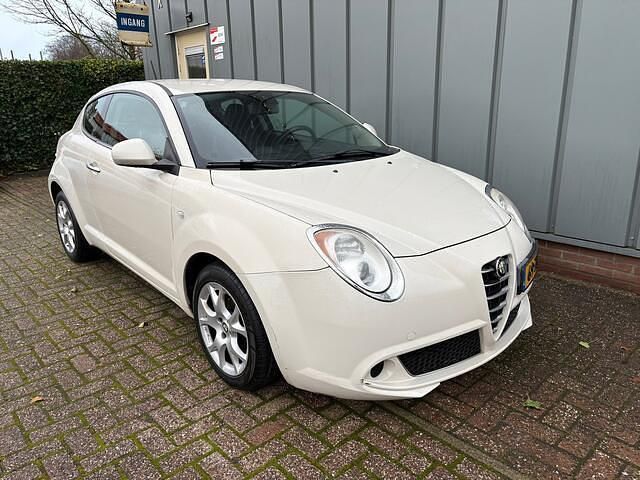 Wit (metallic) Gebruikt 2012 Alfa Romeo MiTo Distinctive Hatchback | € 3.450 (Eerlijke prijs) - Afbeelding 1/4