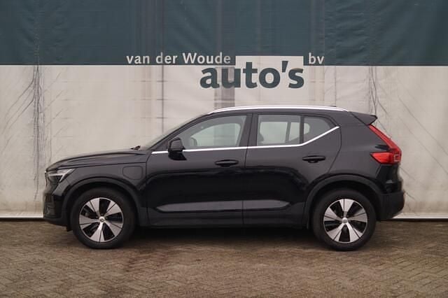 Zwart Occasion 2022 Volvo XC40 Core SUV | € 18.900 (Eerlijke prijs) - Afbeelding 1/4