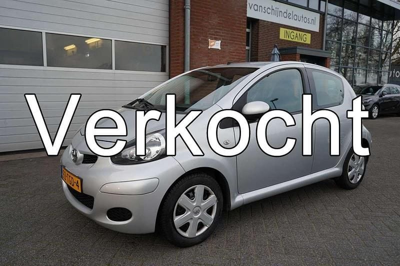 Grijs Occasion 2012 Toyota Aygo Comfort Hatchback | € 2.945 (Goede deal) - Afbeelding 1/4