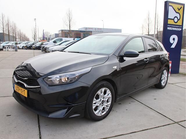 Zwart Occasion 2023 Kia Ceed Hatchback | € 17.950 (Super prijs) - Afbeelding 1/4