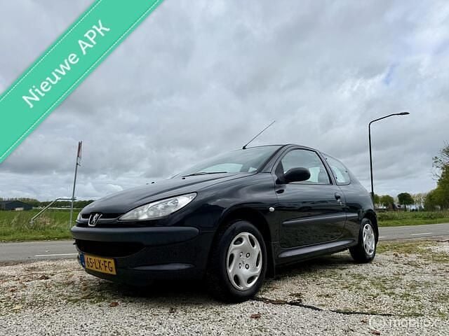 Zwart Gebruikt 2003 Peugeot 206 Hatchback | € 1.495 (Eerlijke prijs) - Afbeelding 1/4