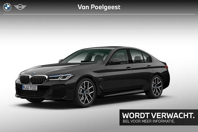 Saphirschwarz metallic (zwart metallic) Gebruikt 2022 BMW 530e Executive Sedan | € 42.900 (Iets duurder) - Afbeelding 1/2